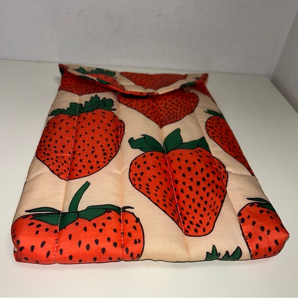 Baggu Strawberry Print Puffy Hook & Loop Tablet Sleeve Pouch - Picture 7 of 12